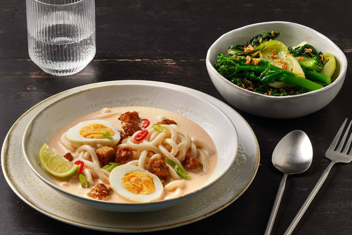  Sesam-tempeh met udonnoedels in pittige kokos-korianderbouillon