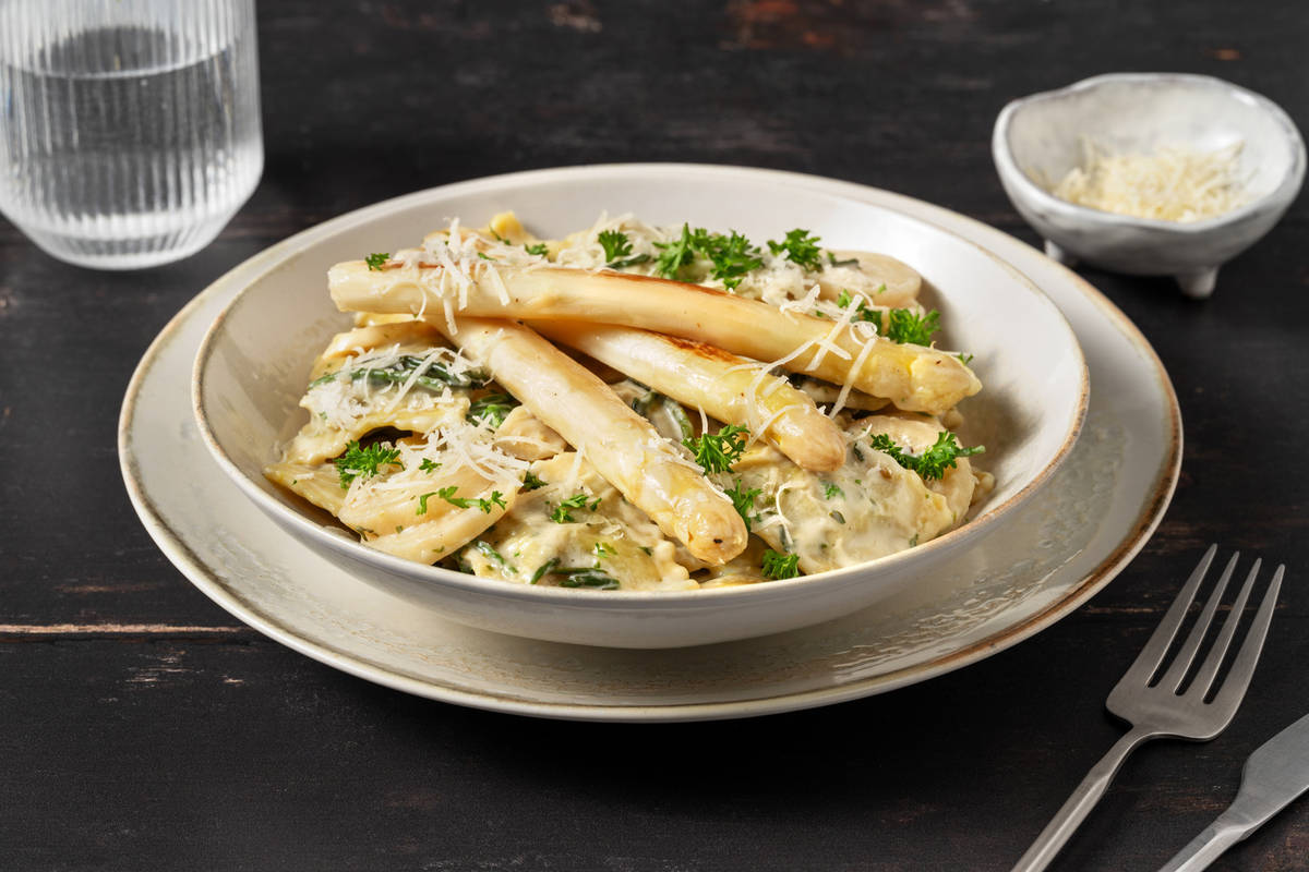 Gegrilde witte asperges op creamy ravioli
