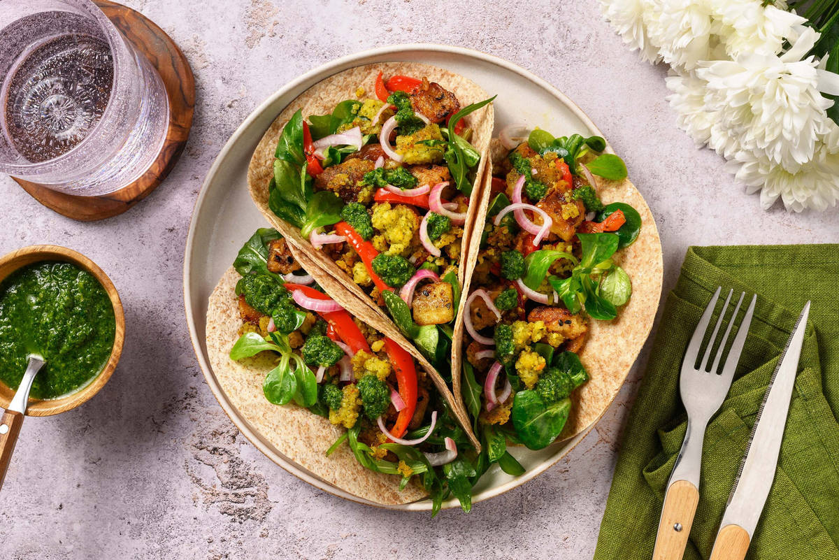 Tortilla met krokante falafel en zhoug-tahindressing