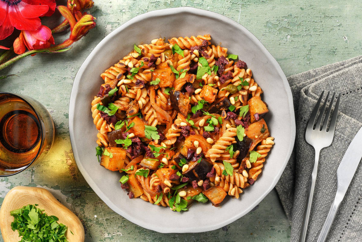 Volkoren fusilli caponata met aubergine, kappertjes en olijven