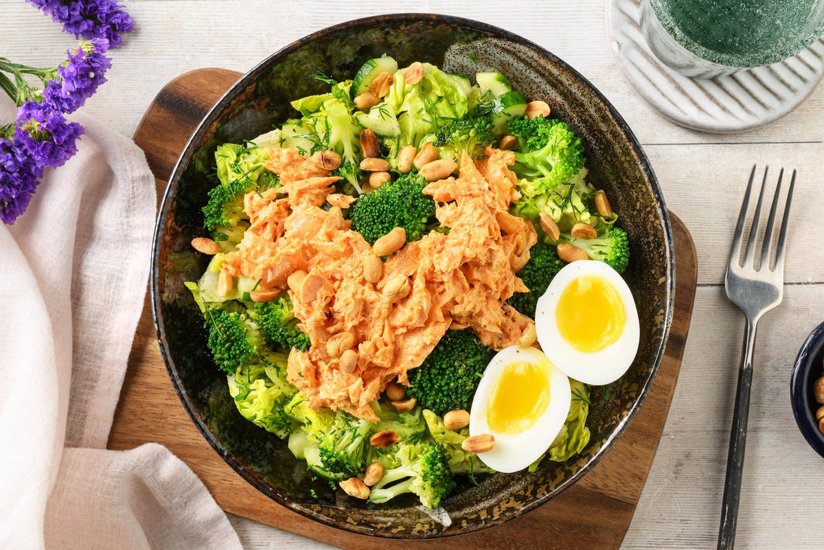 Kimchi-tonijnsalade met gekookt ei en ponzudressing
