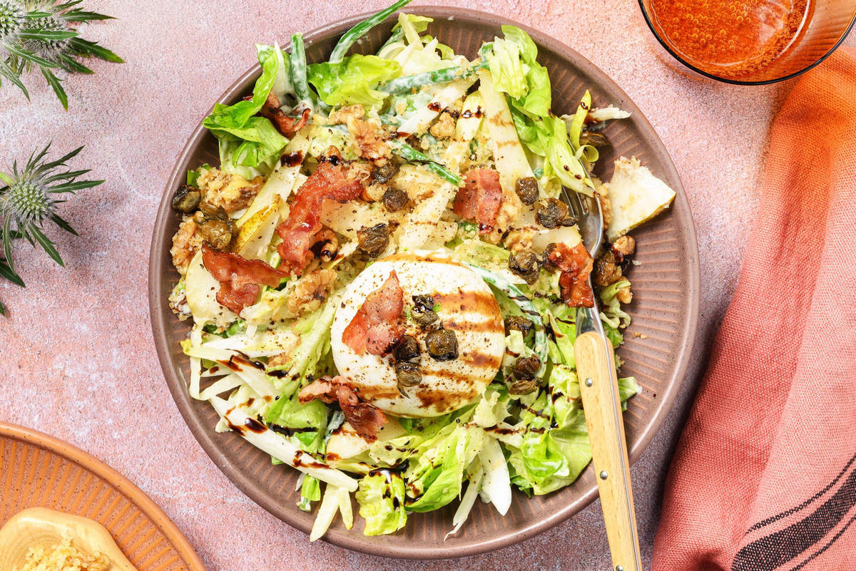 Salade met burrata, ontbijtspek en peer