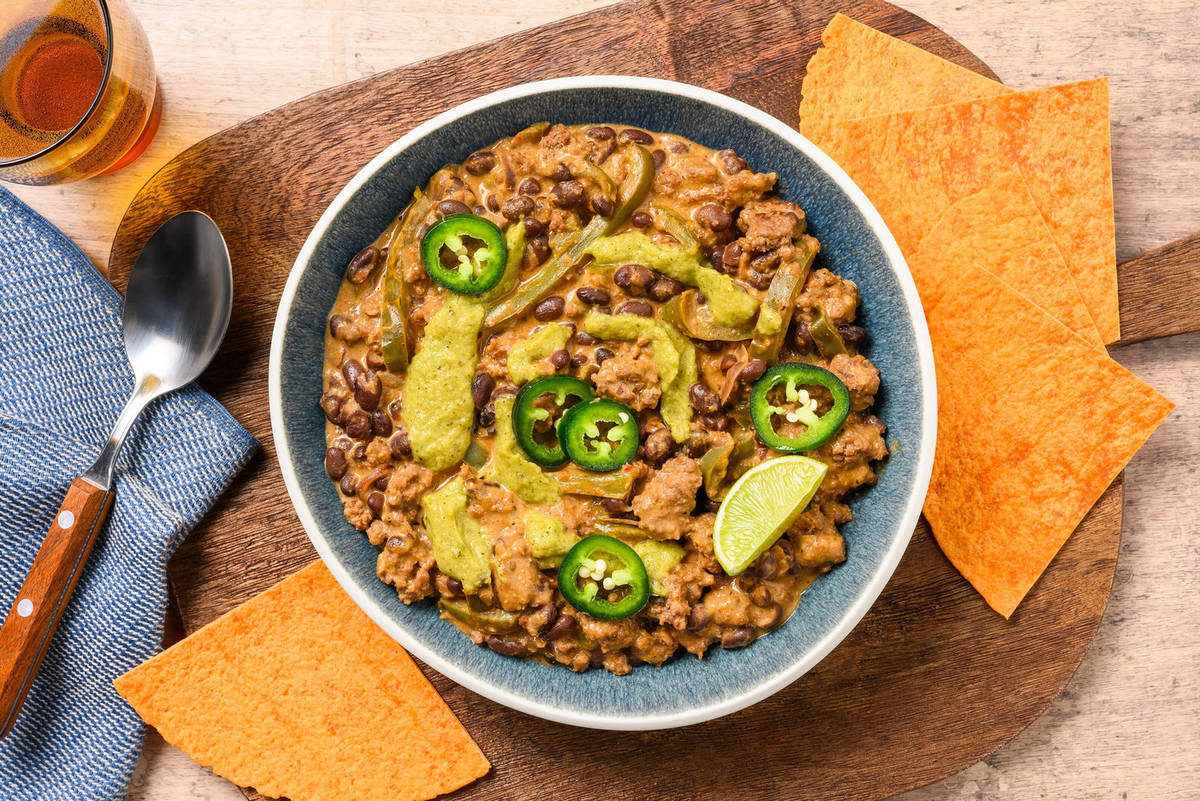 Pittige cheesy chili met rundergehakt en frisse courgettesalsa