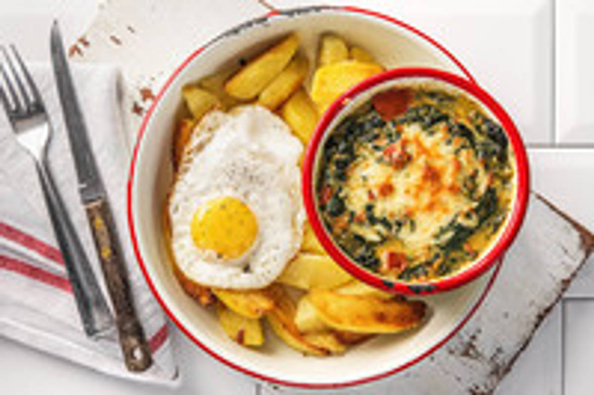 Romige spinaziegratin met spiegelei