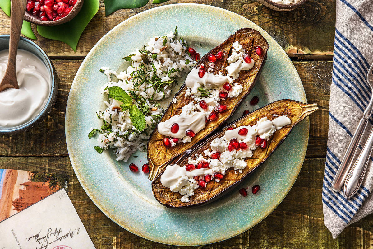 Aubergine uit de oven met feta, granaatappelpitjes en yoghurt-tahinsaus