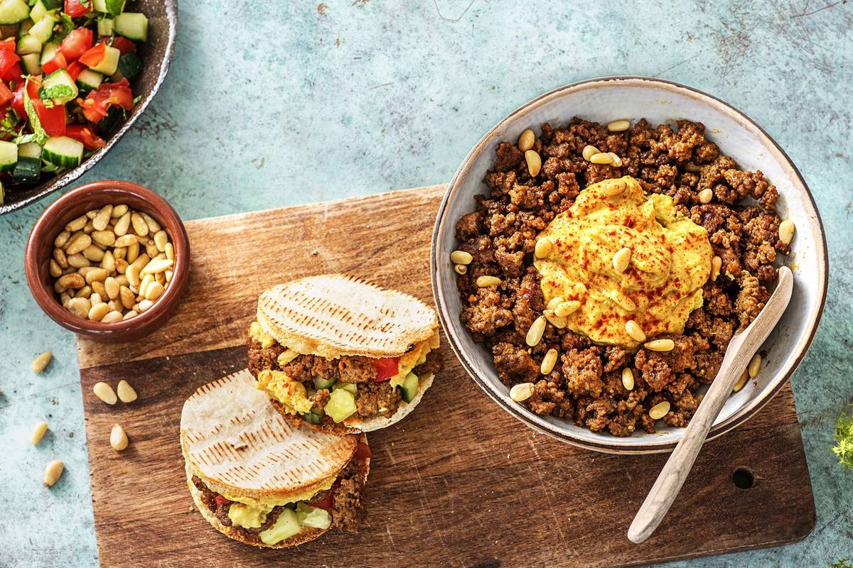 Pitabroodjes met kruidig gehakt en hummus