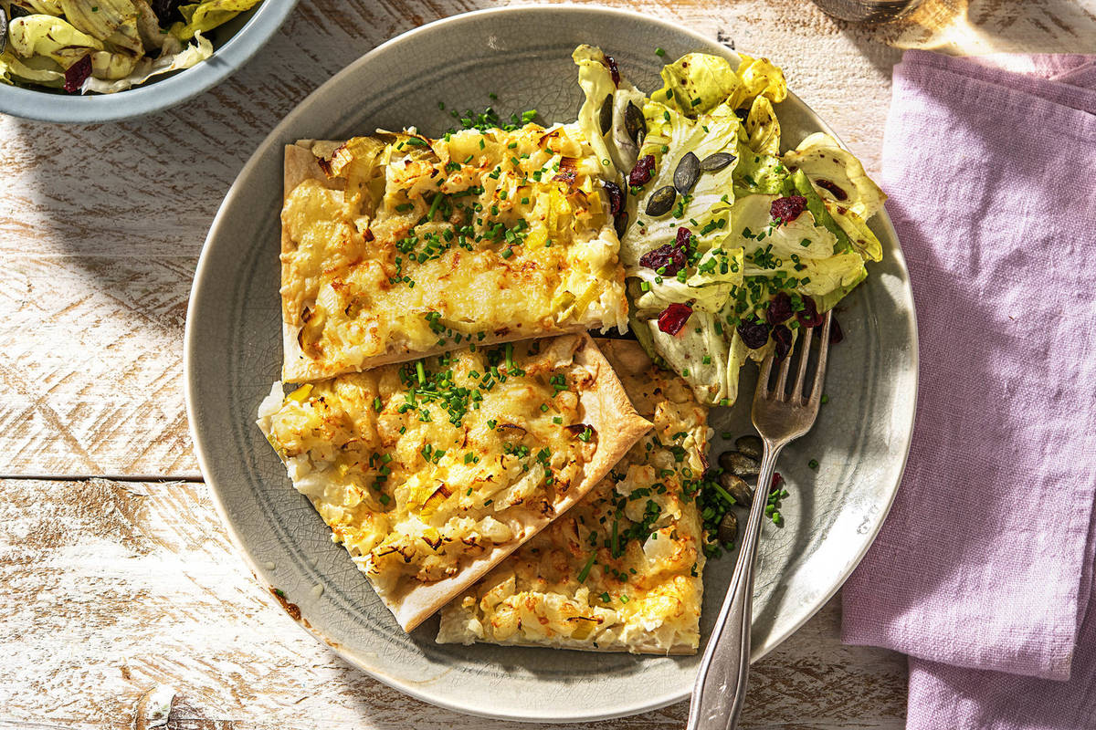Knuspriger Kohlrabi-Porree-Flammkuchen,
