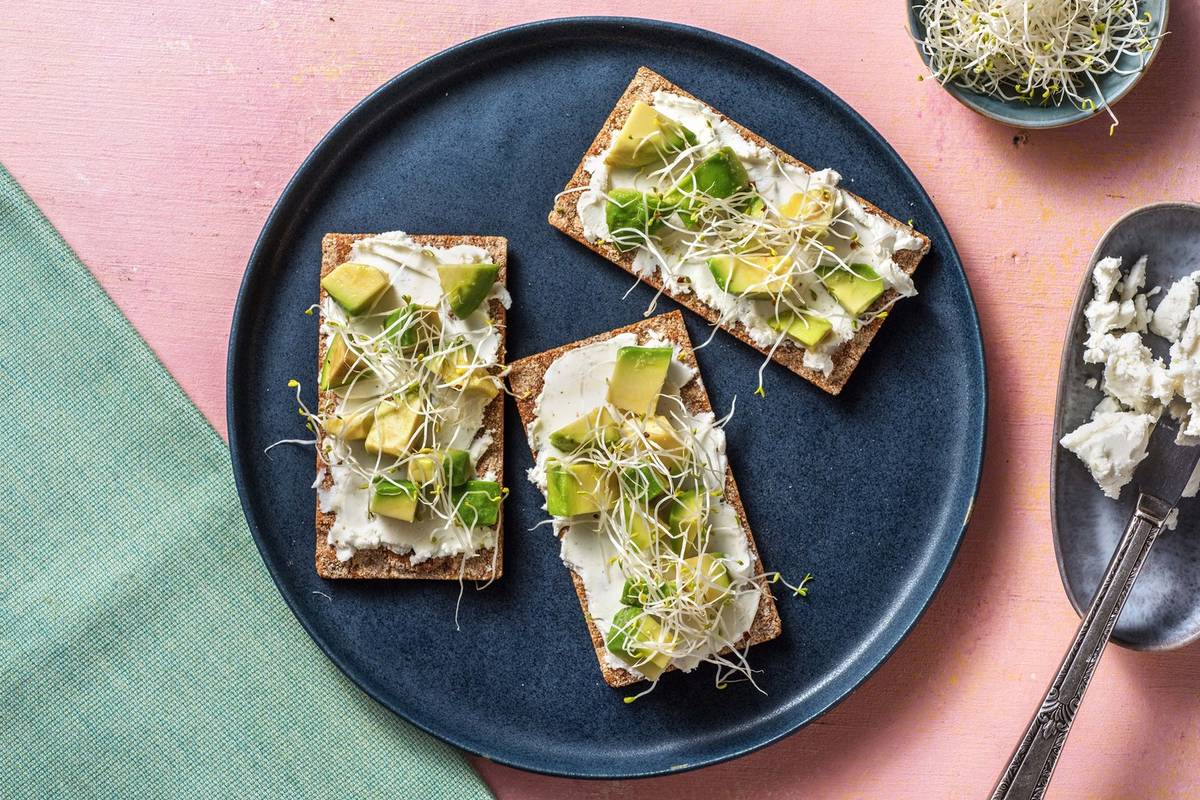 Meergranencrackers met avocado