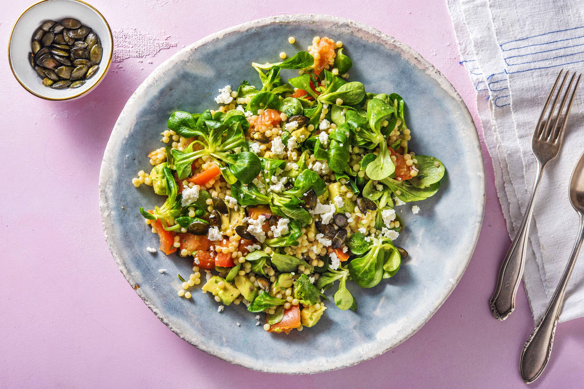 Salade de couscous perlé, crudités & dip d'avocat