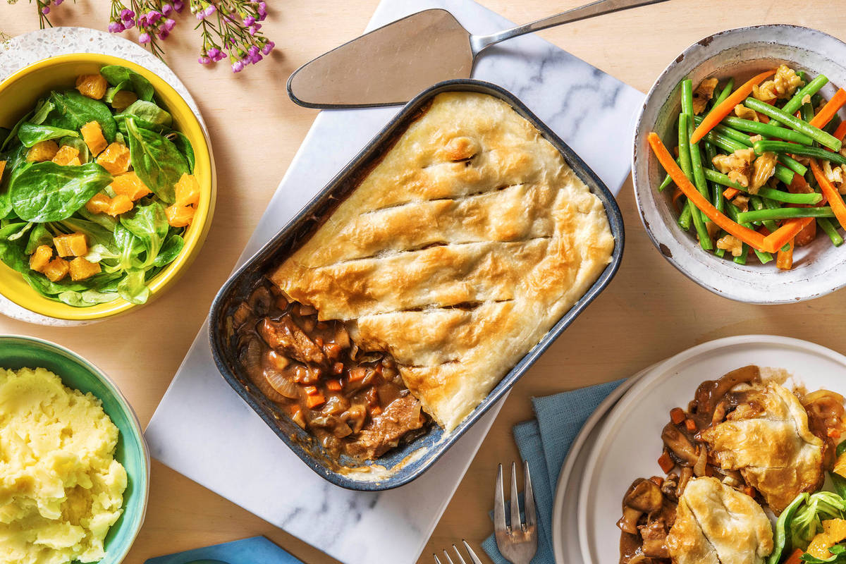 Tourte au ragoût de veau, purée & carottes
