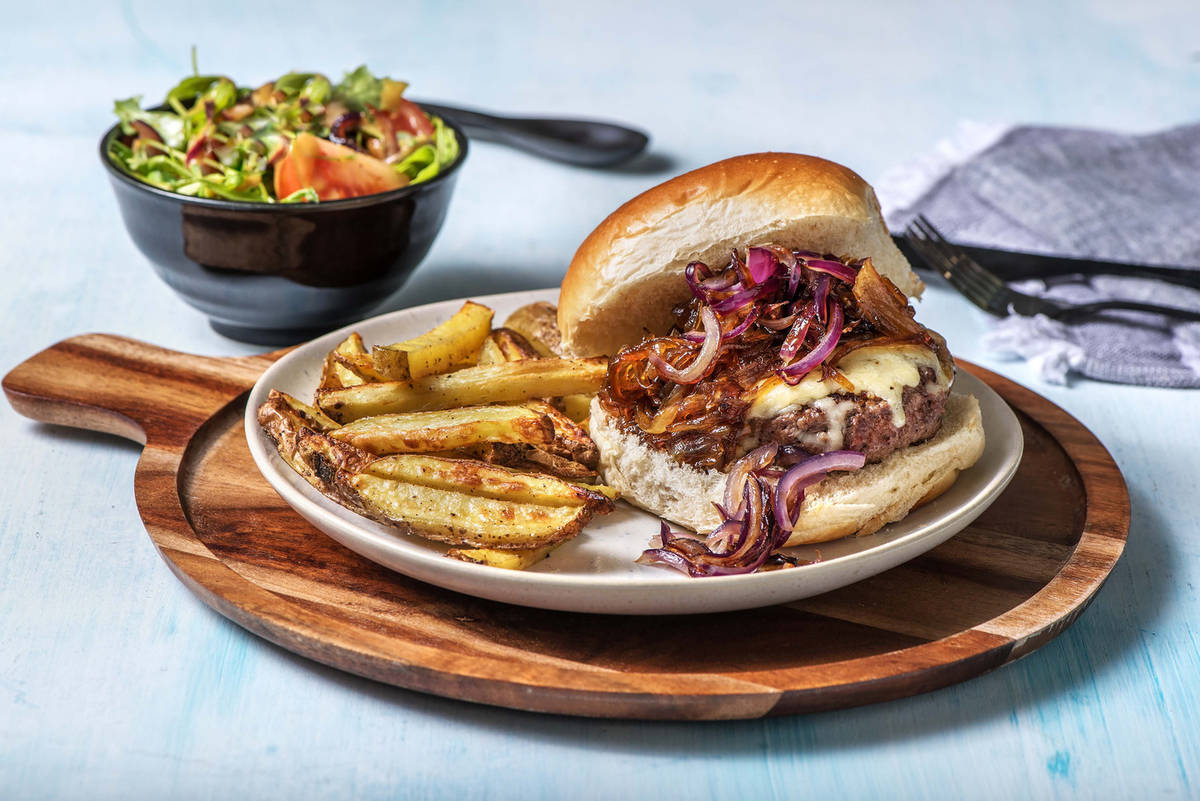 Wildzwijncheeseburger met frietjes en uienchutney