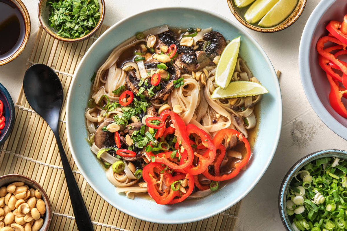 Vegan pho-stijl portobello noedelsoep