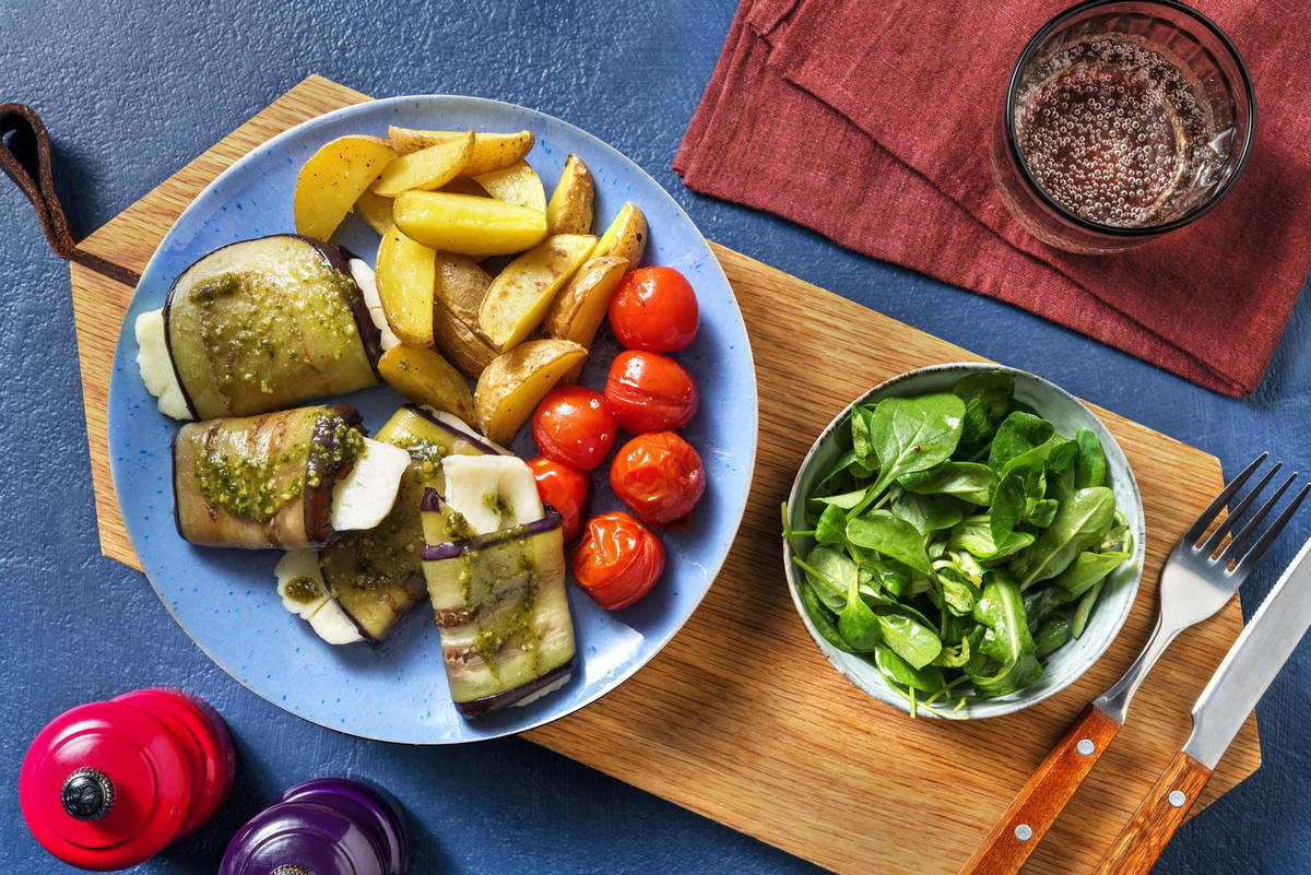 Roulades d’aubergine au fromage à griller et à la crème de basilic 