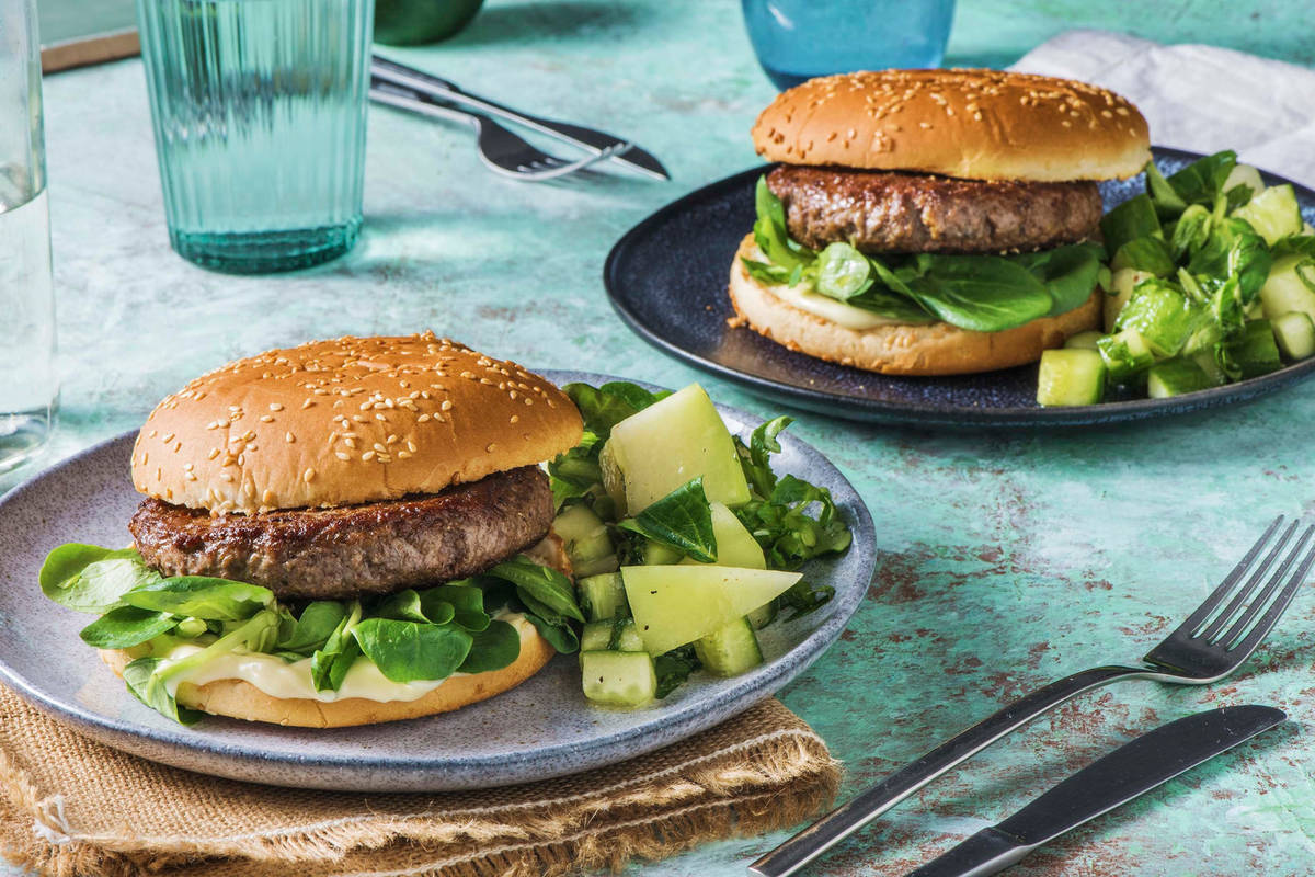 Broodje hamburger met zomerse meloensalade