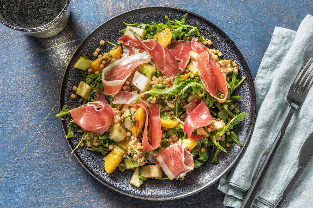 Salade de jambon serrano, mozzarella et pêches rôties