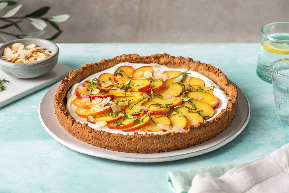 Zomerse kwarktaart met perzik en nectarine