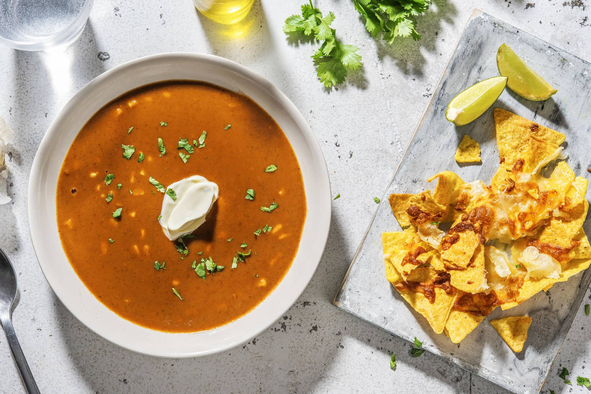 Soupe de haricots noirs et tomate accompagnée de nachos maison