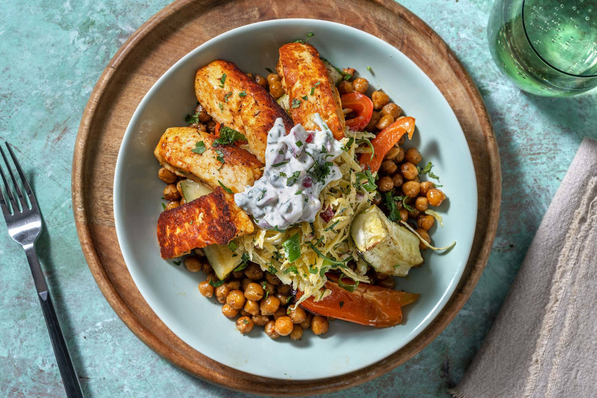 Frische Salat-Bowl mit gerösteten Kichererbsen und Ofengemüse