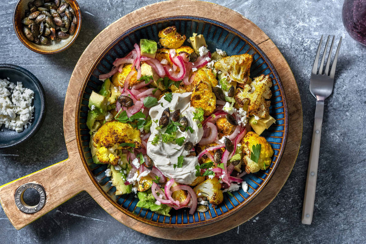 Chou-fleur rôti au curry & avocat en salade