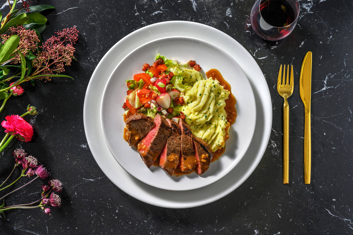 Filet mignon gourmand avec purée de pommes de terre et jus à l’ail
