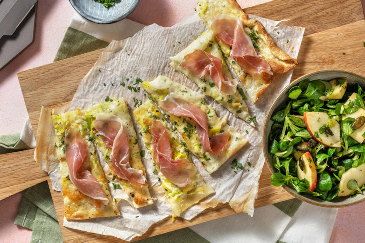 Flammkuchen mit Porree, Mozzarella & extra Prosciutto