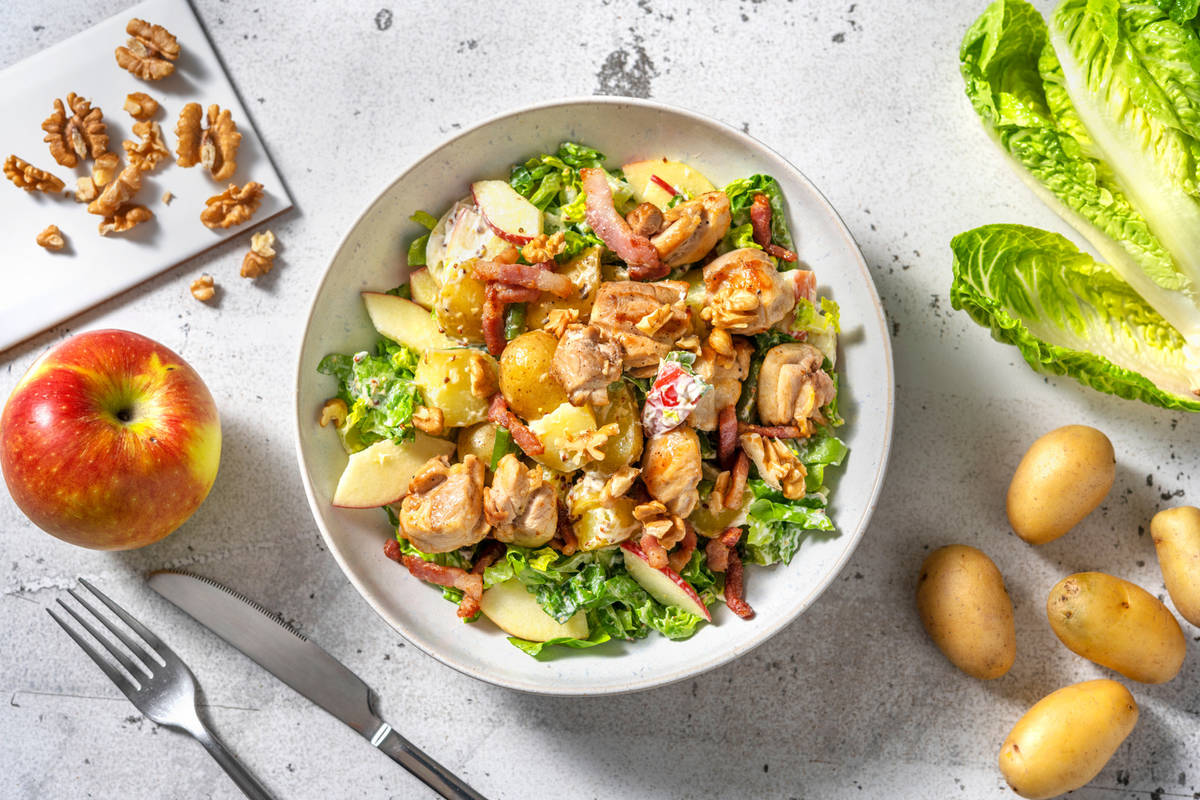 Ensalada estilo Waldorf con pollo y bacon