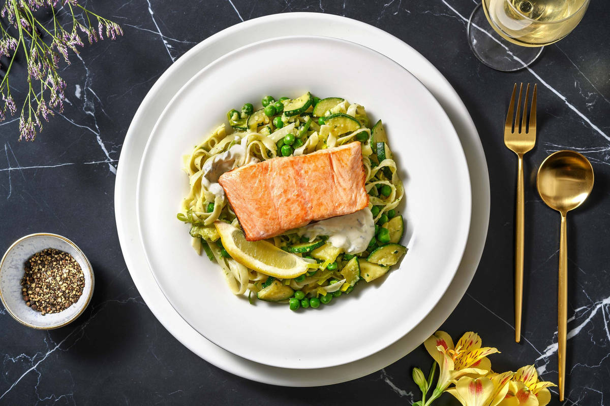 Zalmfilet met spaghetti in roomsaus