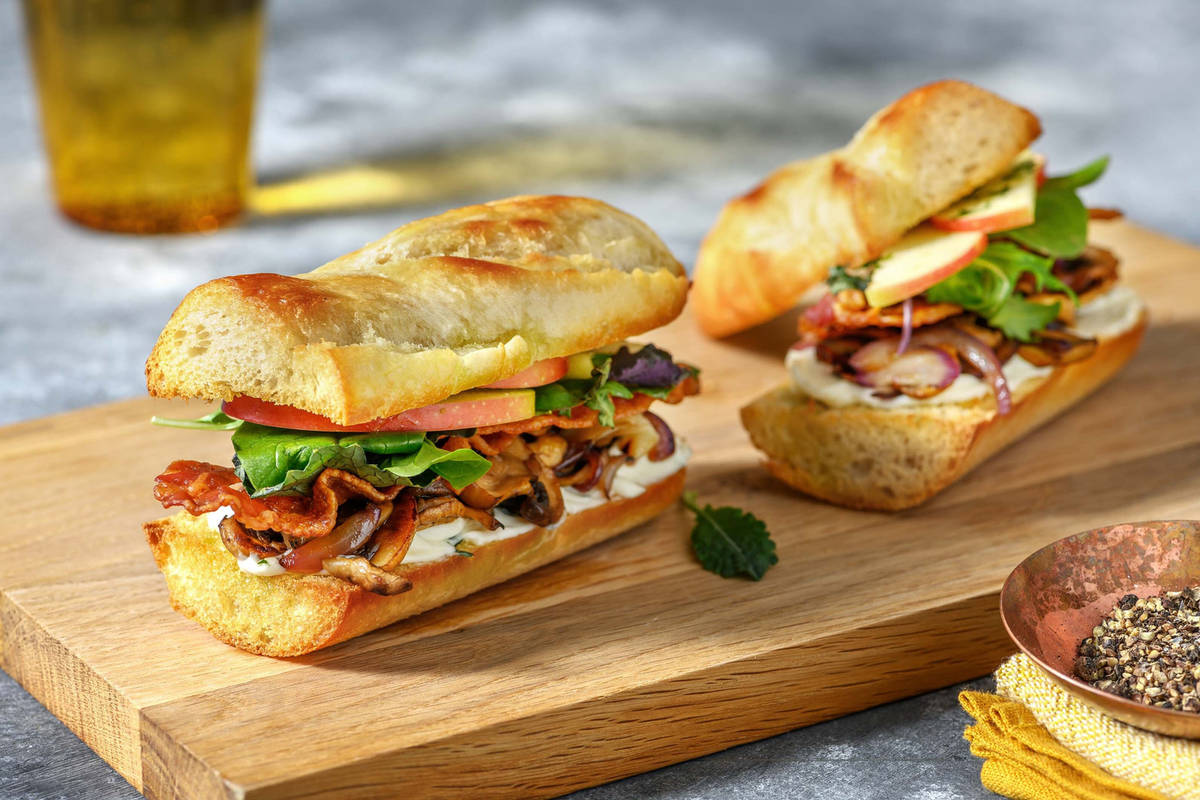 Krispig baconsandwich med kycklingbröstfilé