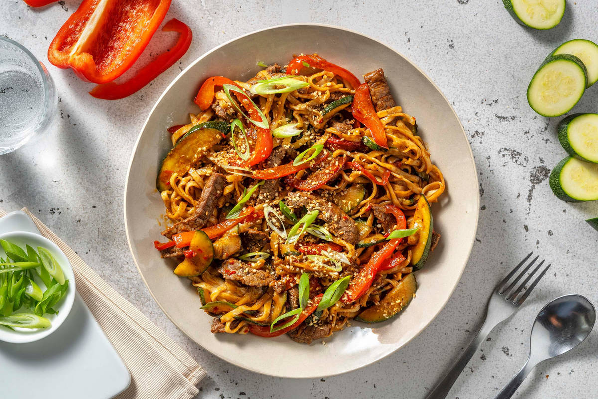 Wok de nouilles sautées au bœuf mariné