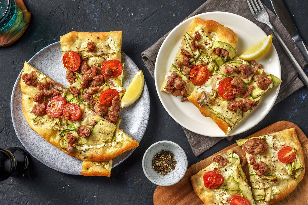 Naan rustico con salsiccia e zucchine
