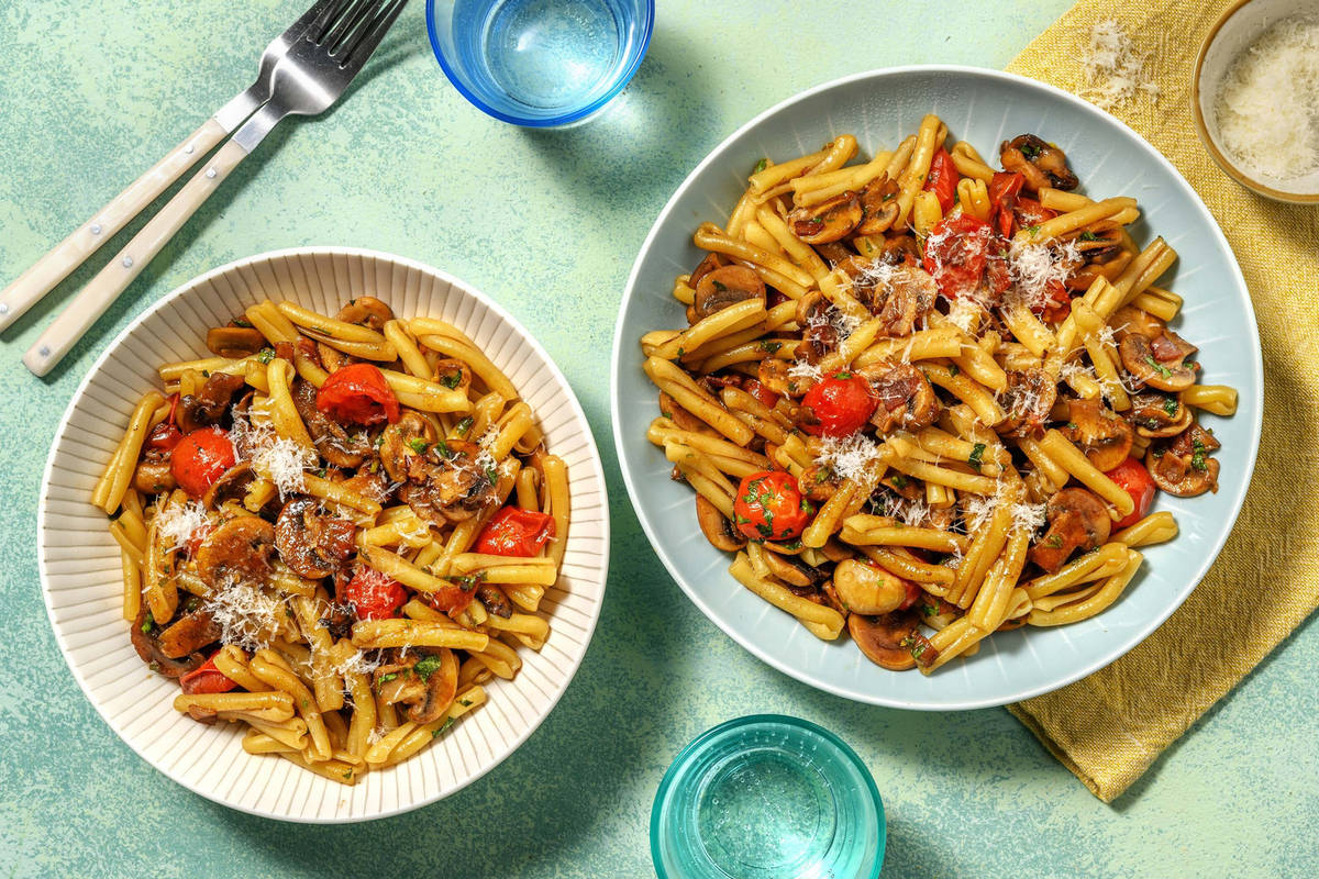 Strozzapreti al sugo con mozzarella filante