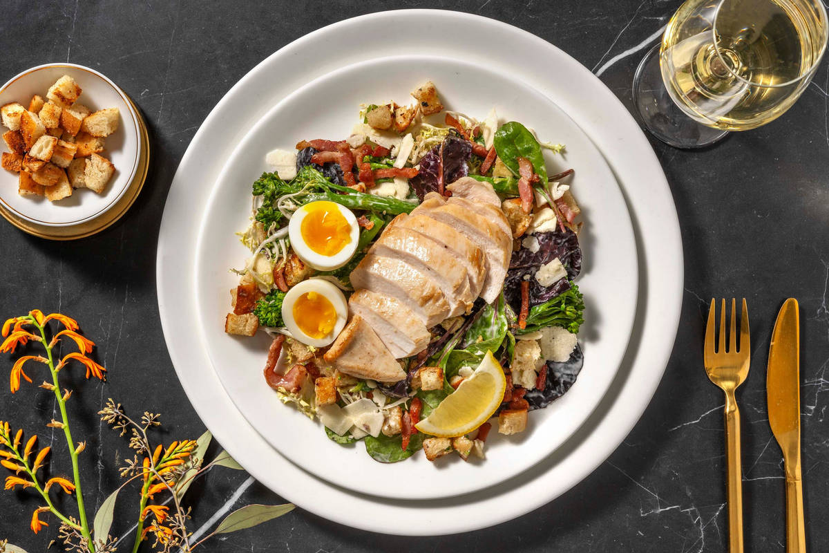 Salade César au poulet, lardons & croûtons