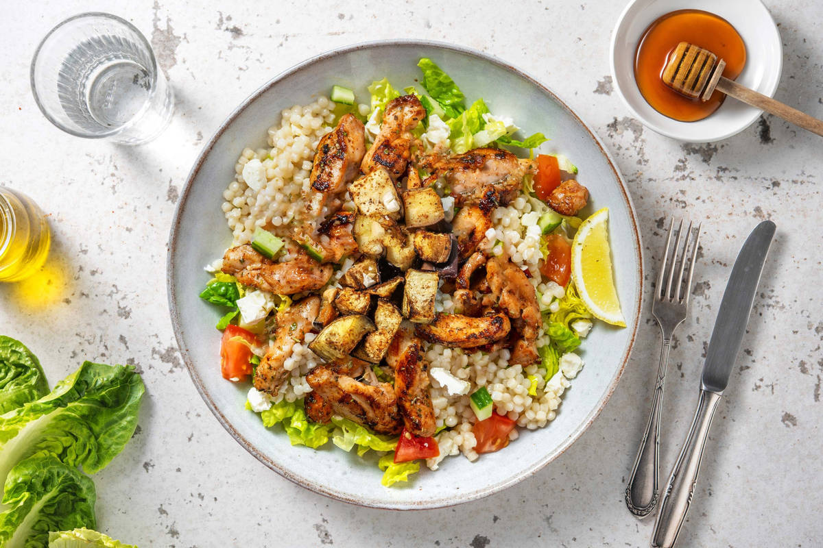 Salade grecque aux émincés de poulet et couscous perlé