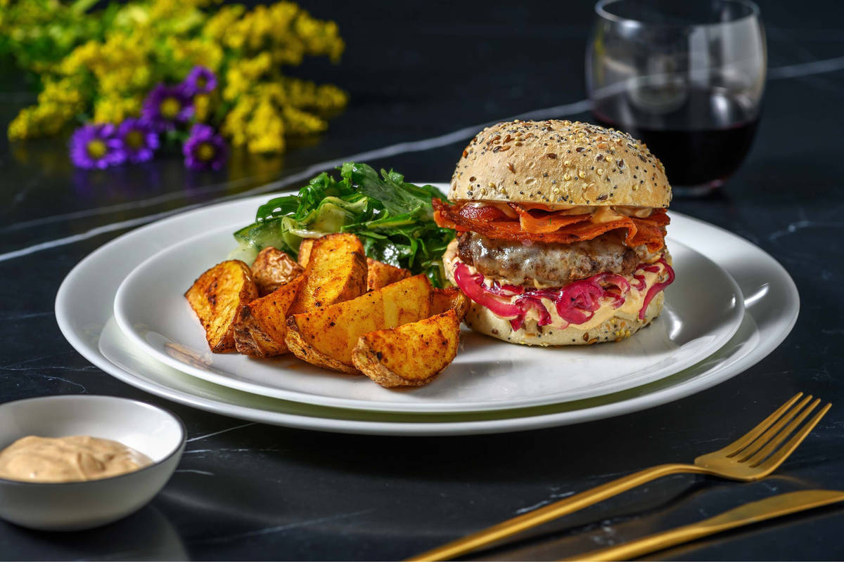 Burger de bœuf, oignons confits, lard & comté