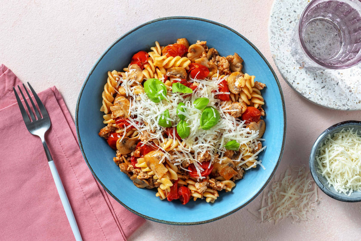 Fusilli con sugo di salsiccia e funghi