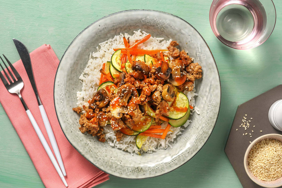 Bibimbap di pollo coreano con salsa spicy