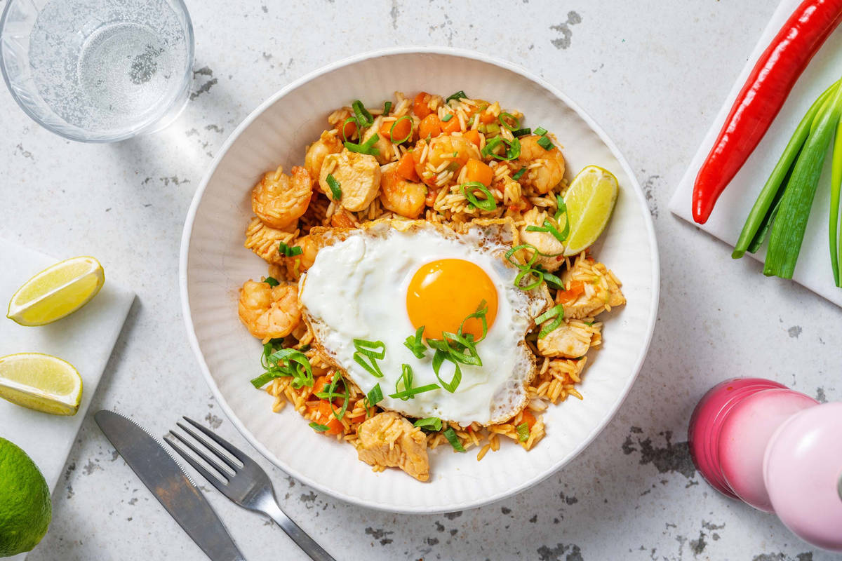 Nasi goreng : riz frit aux crevettes & poulet