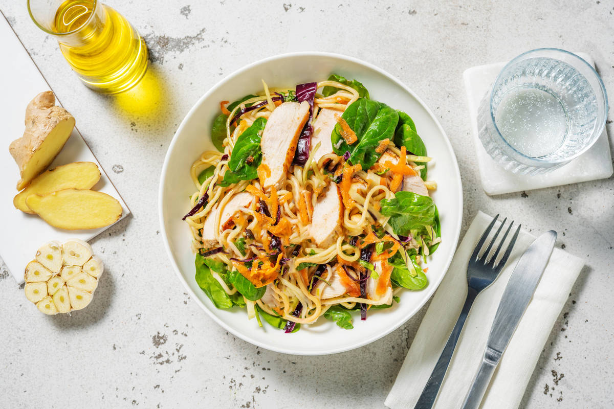 Salade aromatique de nouilles au poulet