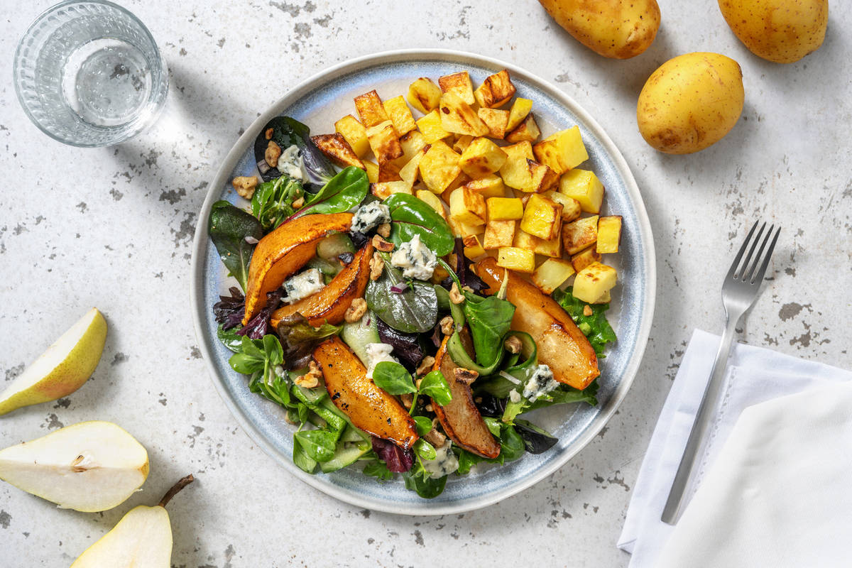 Salade met peer, pittige blauwe kaas en walnoot