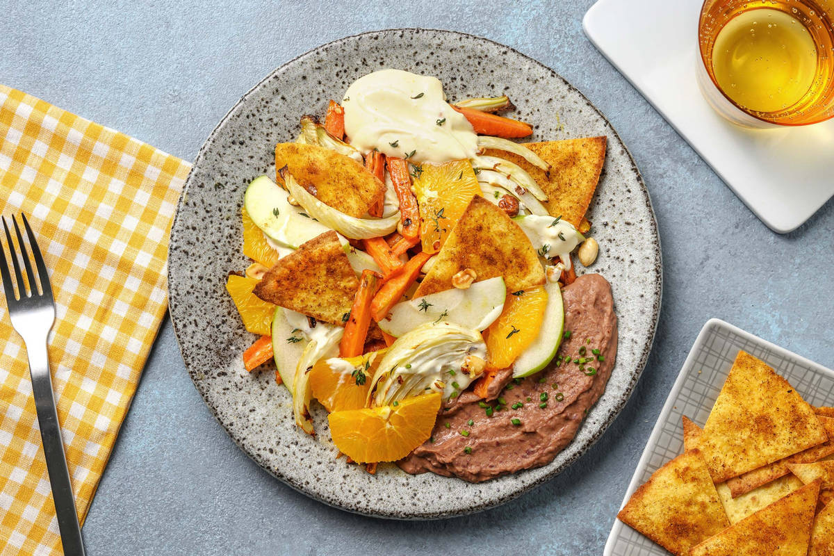 Insalata aromatica di frutta e verdura con chips di mais