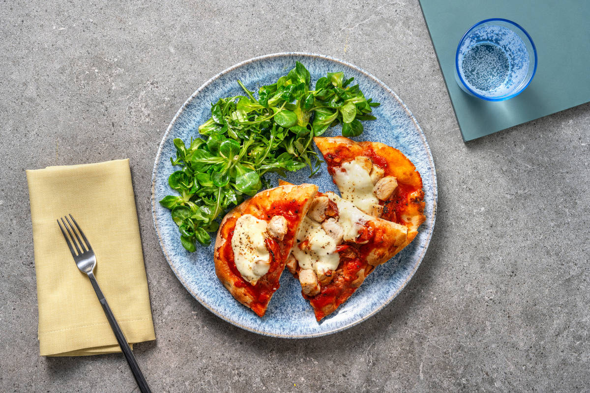 Pizza au poulet grillé sur pain naan