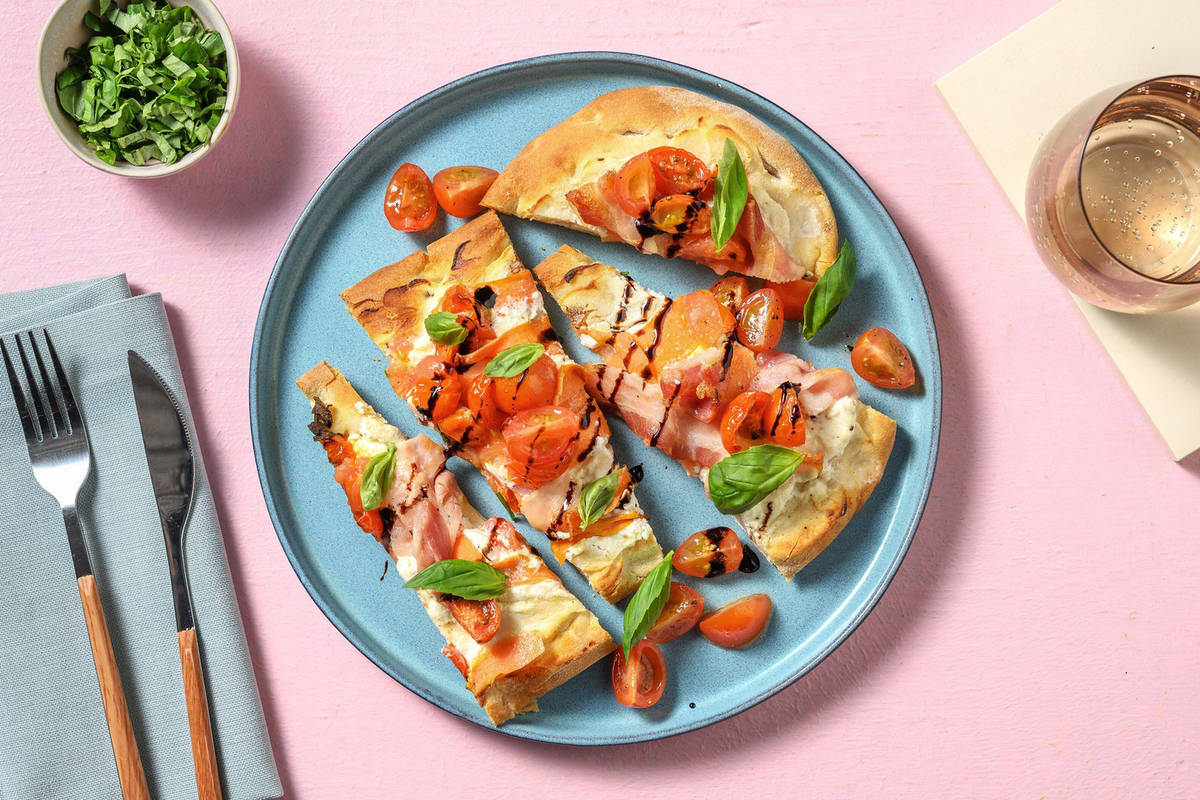 Pinsa con bacon, ricotta e ciliegini