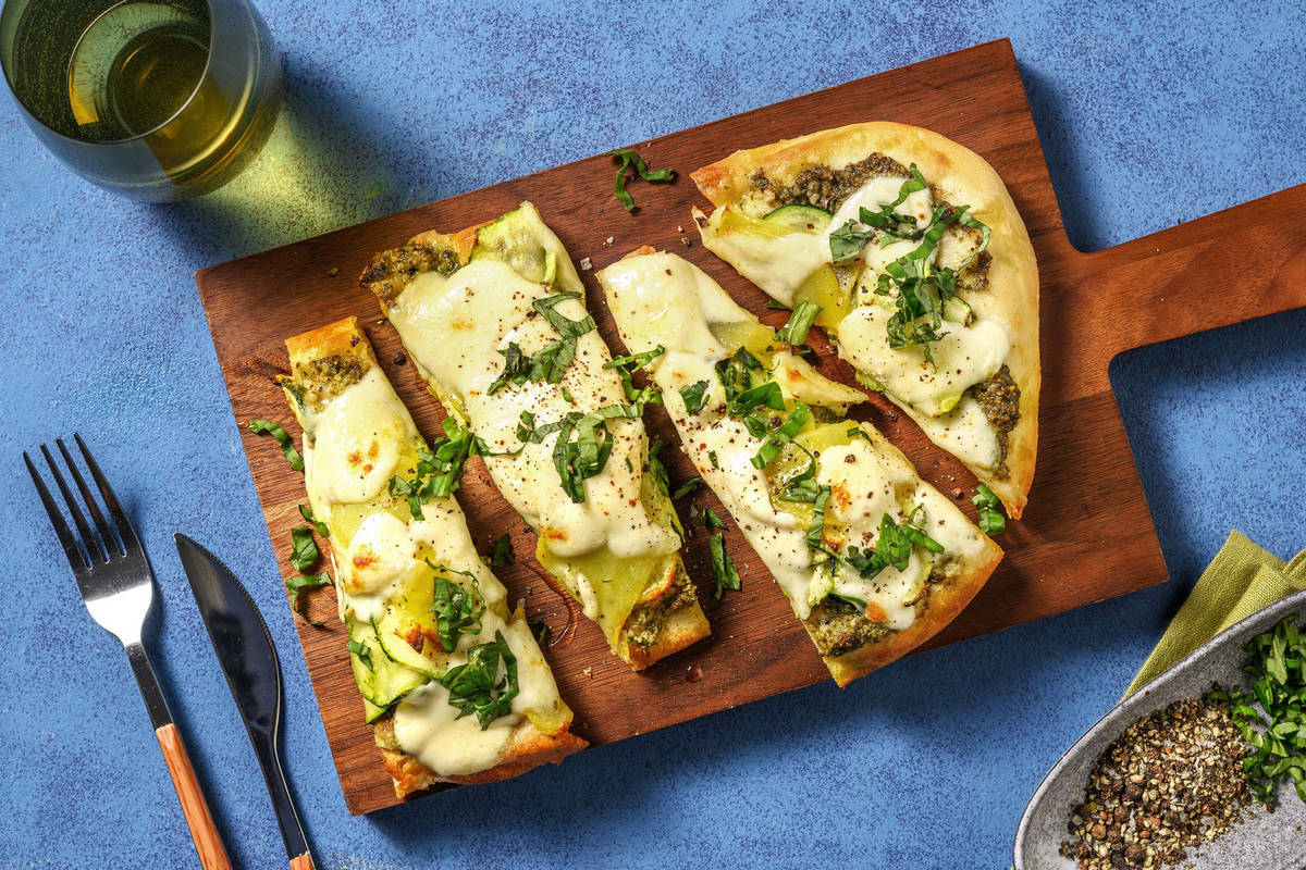 Pinsa filante con pesto di basilico e mozzarella