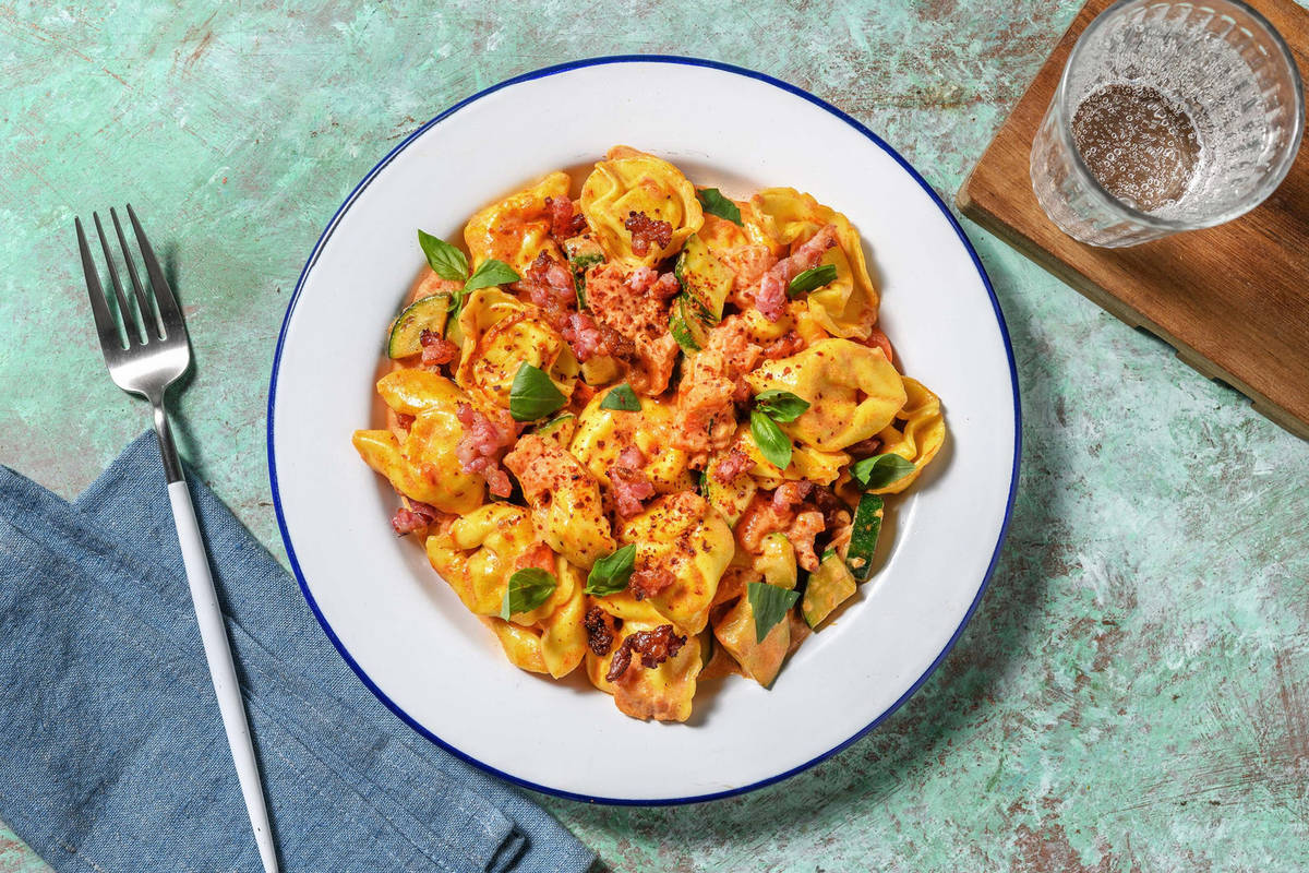 Nem cremet bacontortelloni med ekstra kyllingestrimler