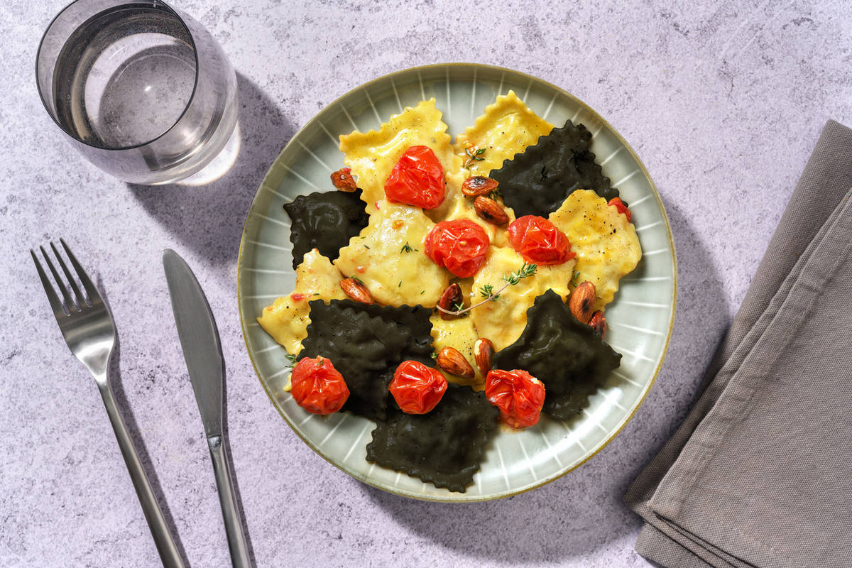 Ravioli di nasello in sfoglia bianca e al nero di seppia