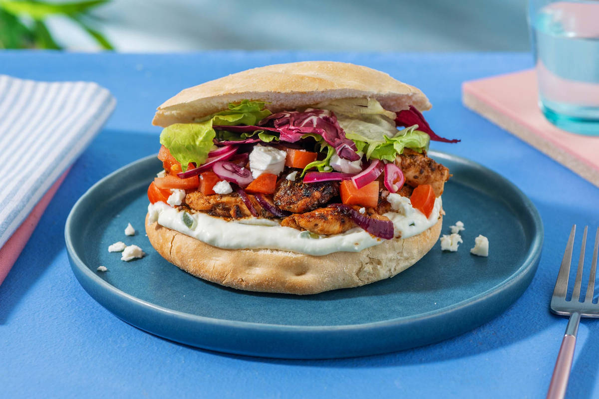 Petit pain turc au poulet aux épices kebab et sauce au yaourt à l'ail