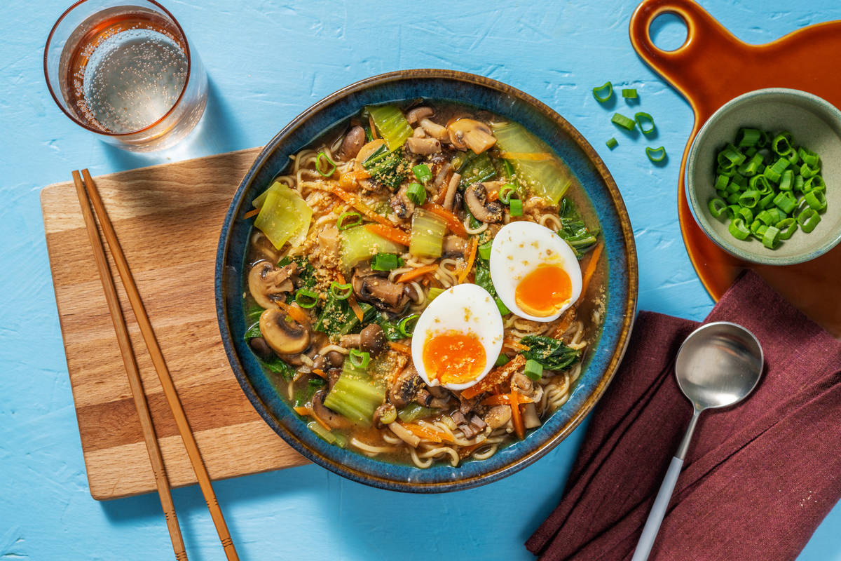 Snelle vegetarische ramen met paddenstoelen