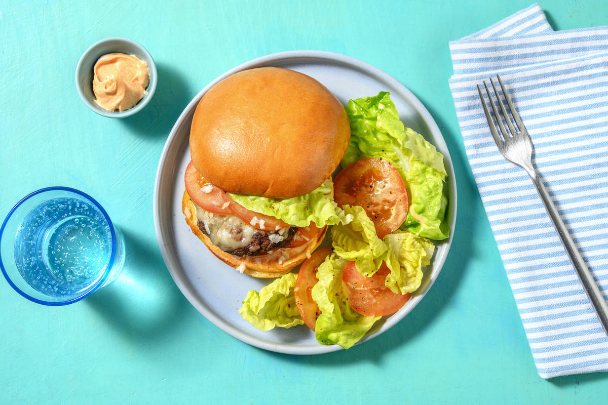 Smash burger au cheddar & crudités
