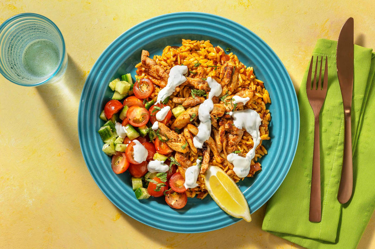 Orzo bowl met kippendijreepjes en yoghurtsaus