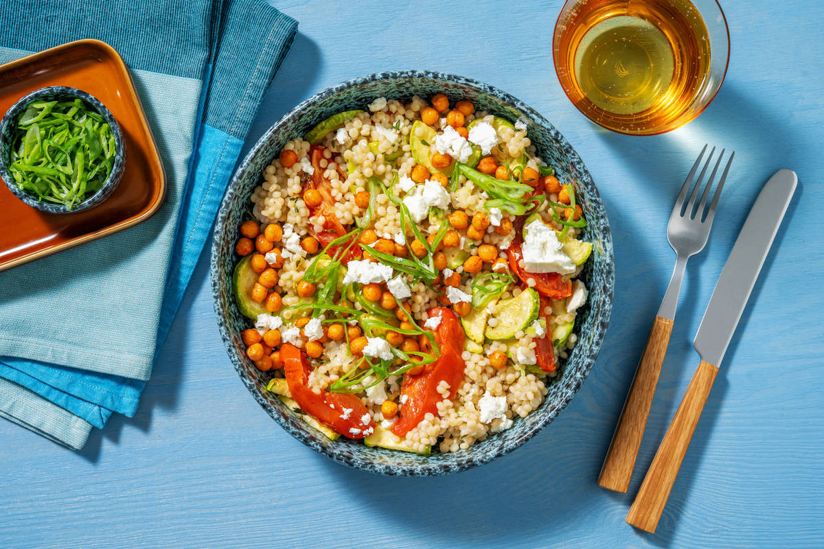 Cuscús con langostinos, garbanzos crujientes y queso griego 